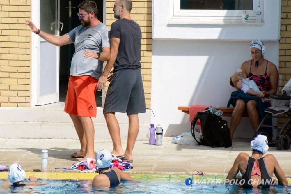Η πολίστρια του Ν.Ο. Χανίων ταΐζει το μωρό της στον πάγκο εν ώρα αγώνα και γίνεται viral runbeat.gr 